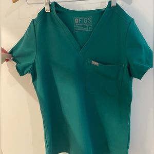 Figs Catarina™ One-Pocket Scrub Top in Hunter Green